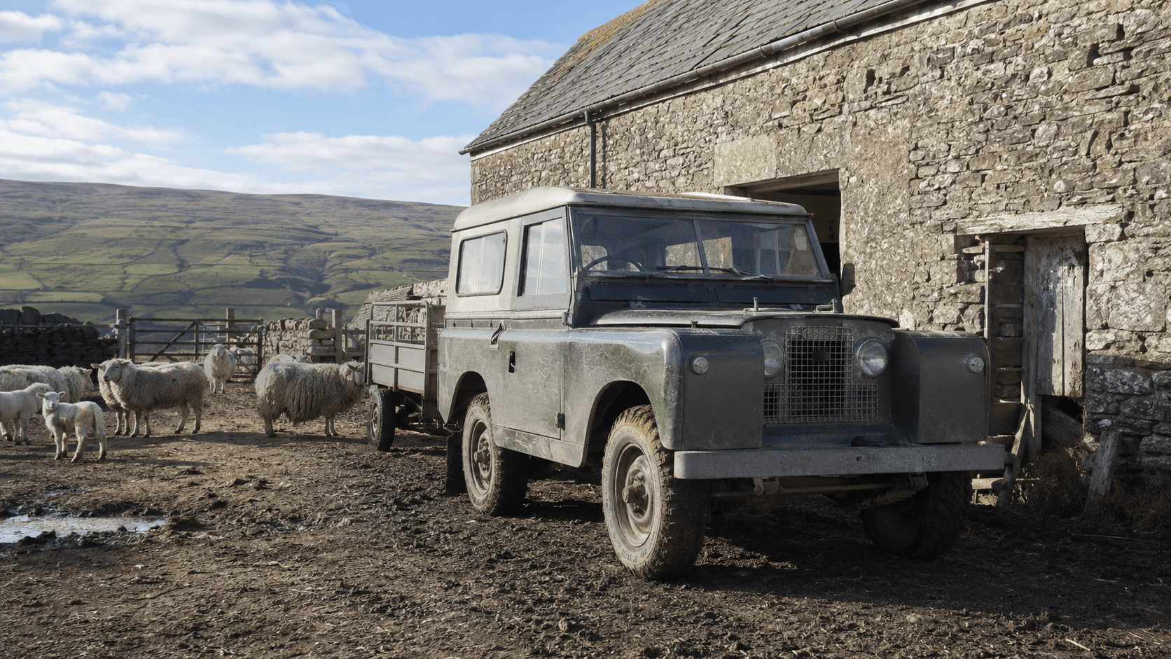 經典 Series Land Rover 在明亮陰天的農地與野外工作場景中運送工具