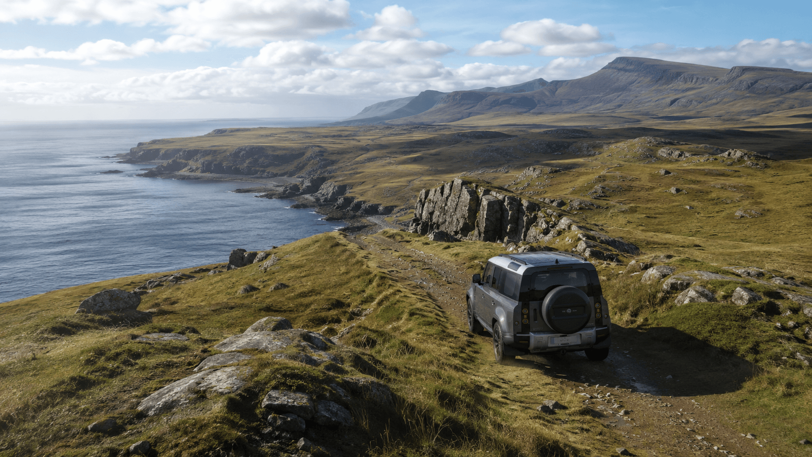 現代 Land Rover Defender 位於清晰明亮的海岸高地與遠方路線中