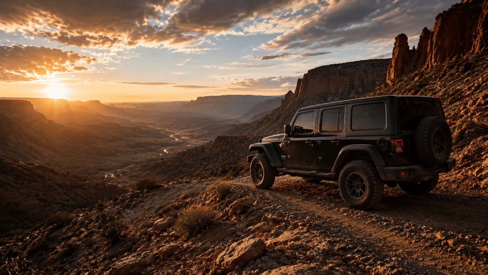 現代 Jeep Wrangler 位於日落峽谷邊緣的岩石越野路線上